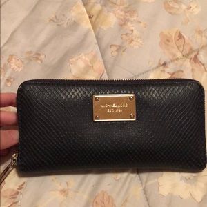 Authentic Michael Kors wallet - good condition!